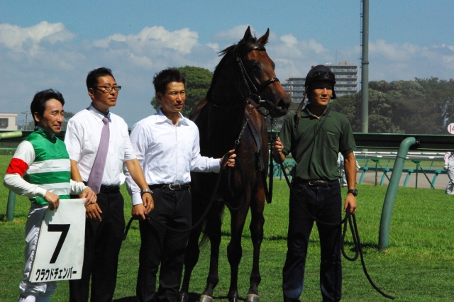 新馬戦　優勝記念写真 クラウドチェンバー