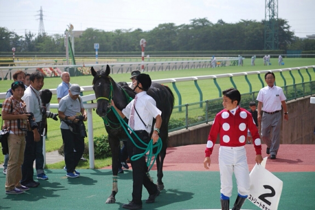 新馬戦勝利記念撮影時 ストリートキャップ