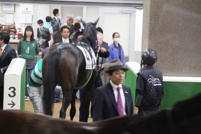 新馬戦検量室前 ラレッサングル