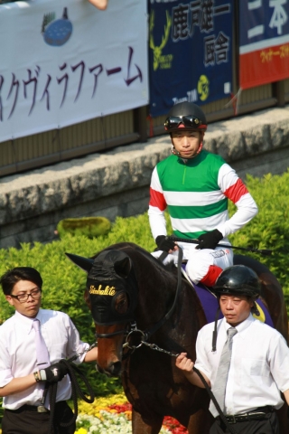 パドック池添騎手を背に シンハライト