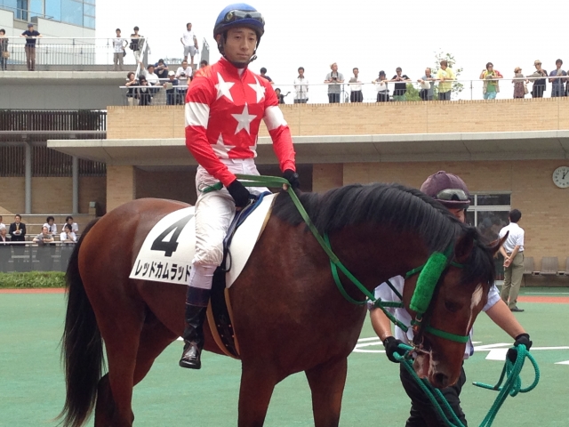 パドックでカメラ目線の藤岡佑介騎手 レッドカムラッド