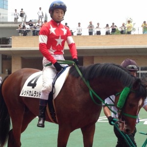 パドックでカメラ目線の藤岡佑介騎手