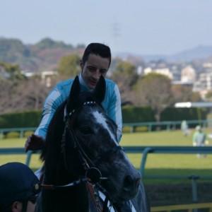 新馬戦ウイナーズサークル