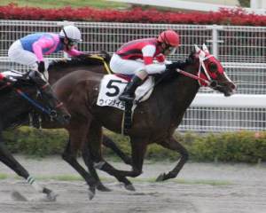 中京1R　3歳未勝利(牝)　ダ1700m　▲浜中　3着 ウインライラ
